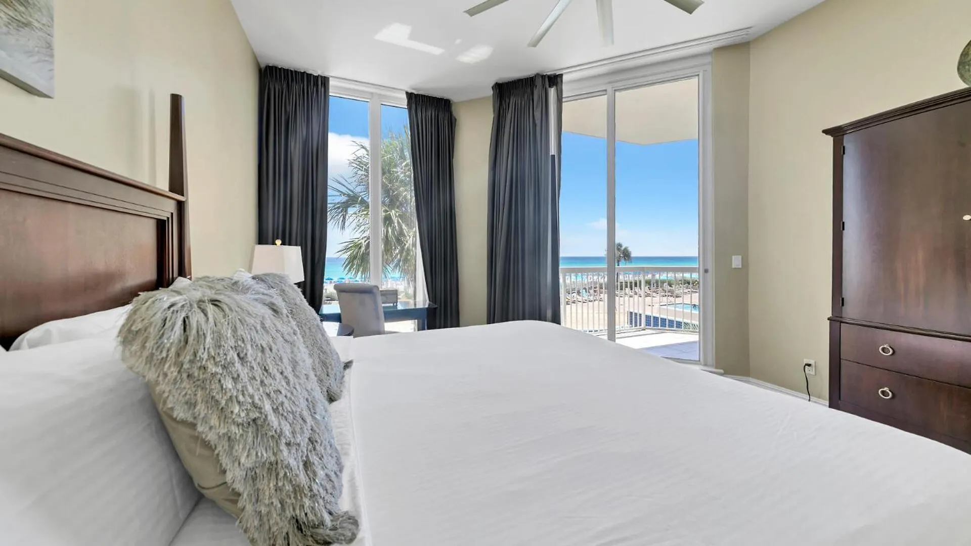 Beautiful Spacious Penthouse 2 Story Beach Front Condo Sleeps 12! Destin United States