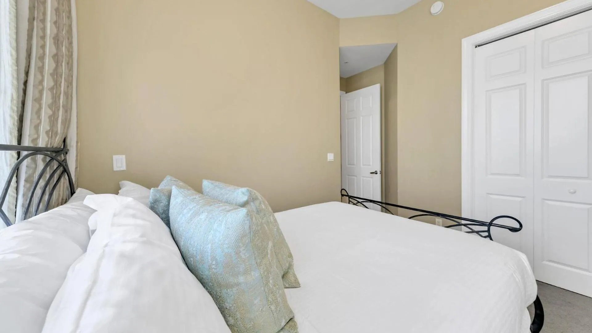 Beautiful Spacious Penthouse 2 Story Beach Front Condo Sleeps 12! Destin United States