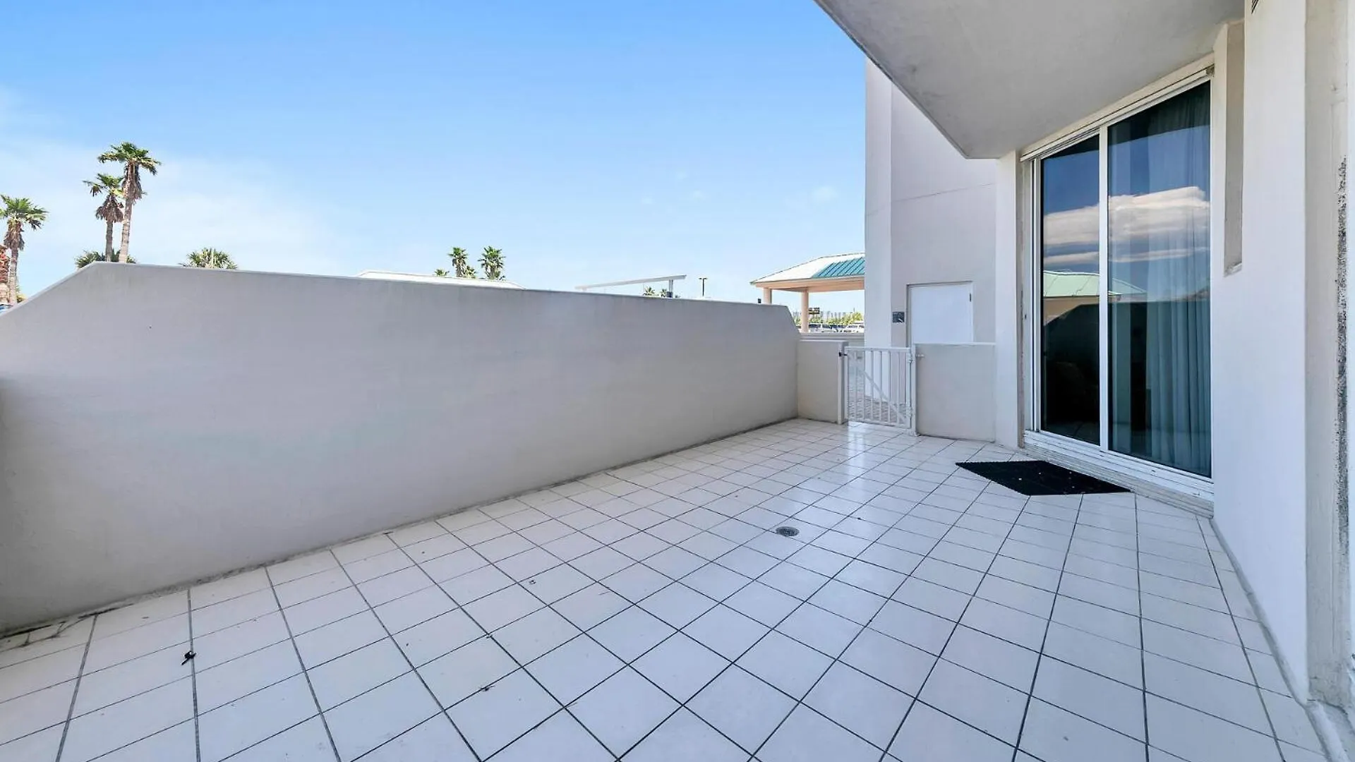 Beautiful Spacious Penthouse 2 Story Beach Front Condo Sleeps 12! Destin Holiday home