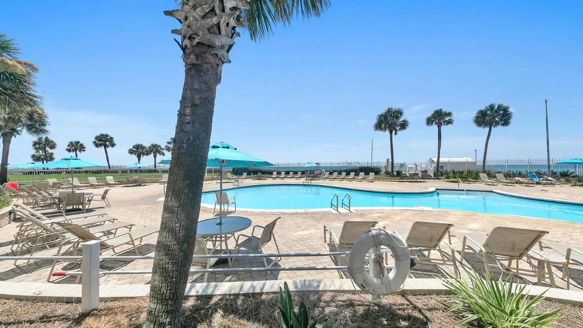 Beautiful Spacious Penthouse 2 Story Beach Front Condo Sleeps 12! Destin Holiday home