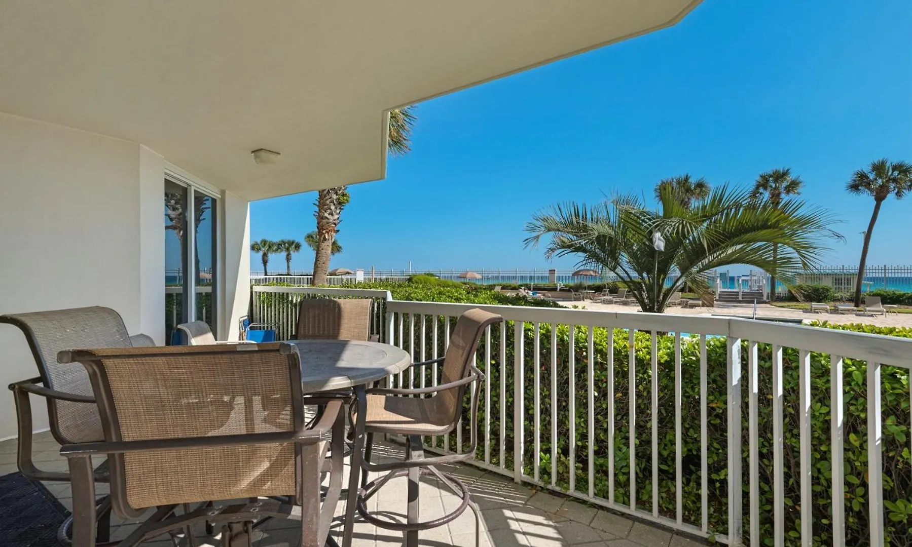 Beautiful Spacious Penthouse 2 Story Beach Front Condo Sleeps 12! Destin Holiday home